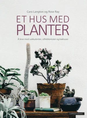Omslag: "Et hus med planter : å leve med sukkulenter, vifteblomster og kaktuser" av Caro Langton